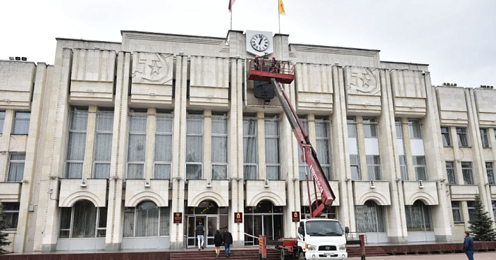 Герб на здании правительства Ярославской области временно заменят баннером