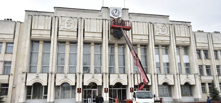 Герб на здании правительства Ярославской области временно заменят баннером
