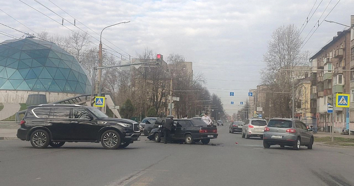 В центре Ярославля на перекрестке столкнулись два ВАЗа