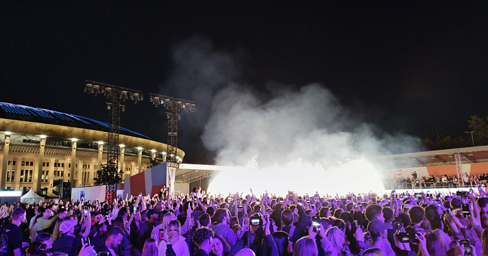 Известные музыканты и звёзды стендапа выступят на сцене масштабного фестиваля в Лужниках