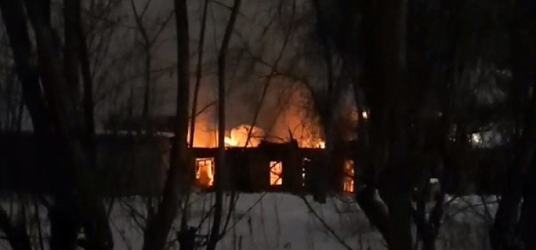 В Ярославле на Пятерке сгорели хозпостройки