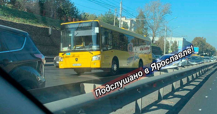 В Ярославле автобус провалился в люк