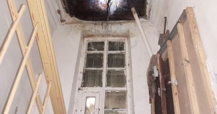 В Ярославской области в многоквартирном доме рухнул потолок_265453