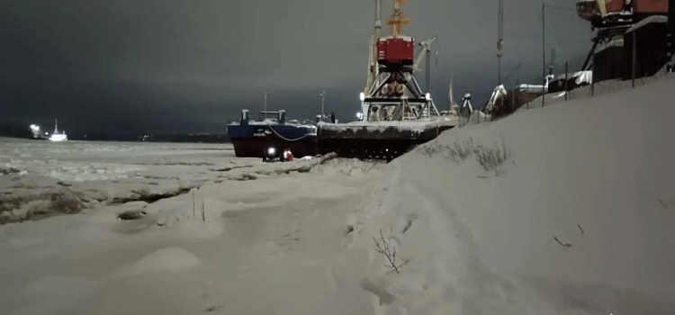 В Ярославской области спасатели сняли с отколовшейся льдины рыбаков