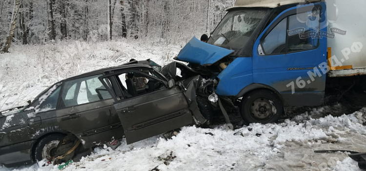 В Ярославской области из-за первого снегопада в ДТП пострадали три человека