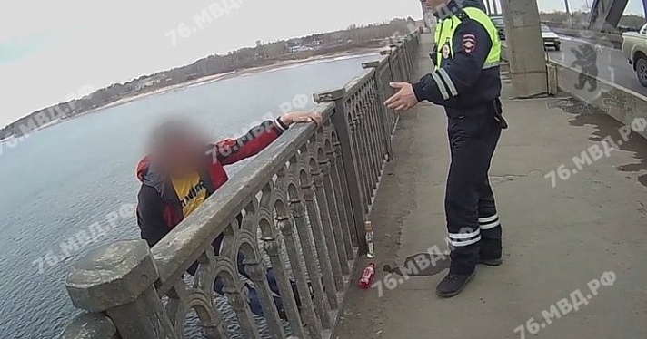 Рыбинские полицейские спасли мужчину, стоявшего на краю моста