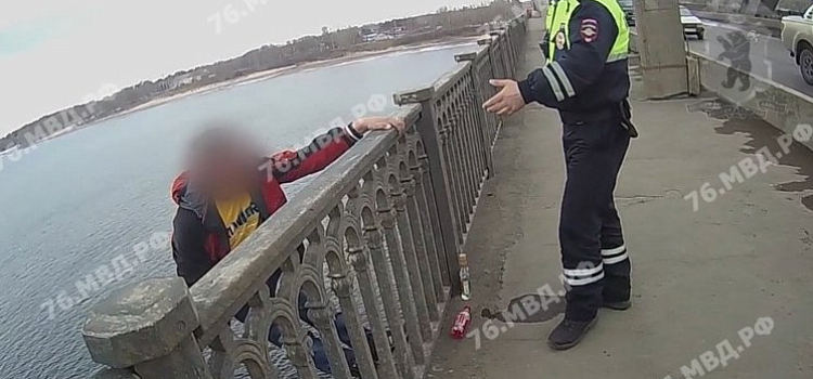 Рыбинские полицейские спасли мужчину, стоявшего на краю моста