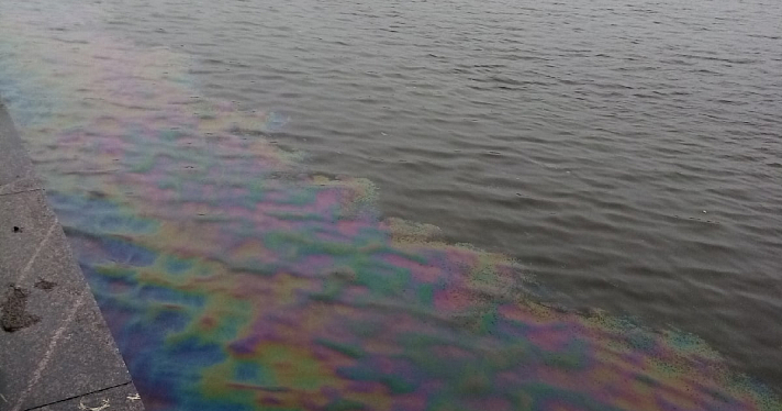 В Ярославле у берегов Волги появилось нефтяное пятно_221854