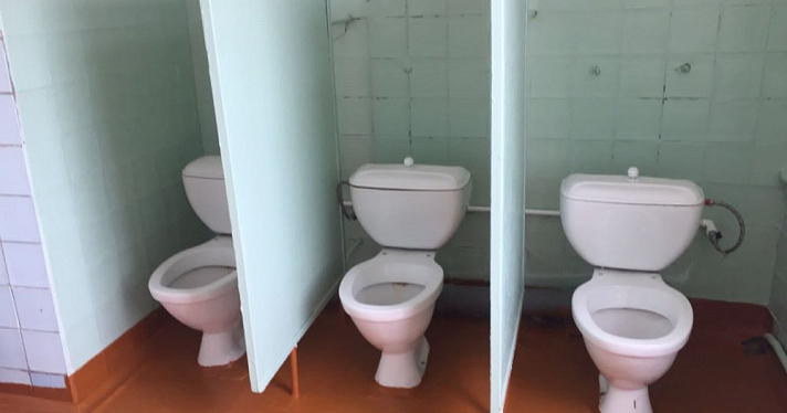 В Ярославской области школьники пожаловались на туалеты без дверей