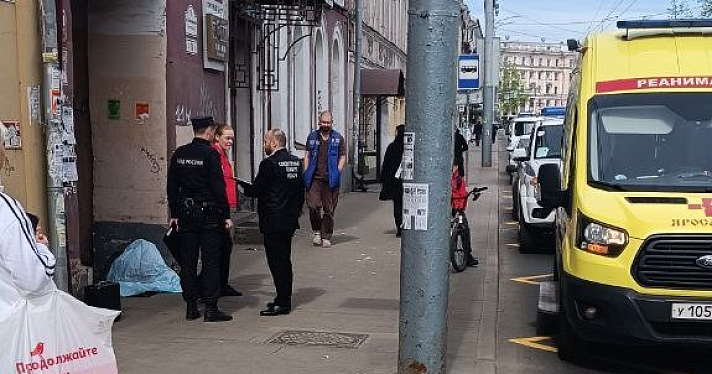 Лежал в арке: в центре Ярославля недалеко от автобусной остановки обнаружили труп мужчины