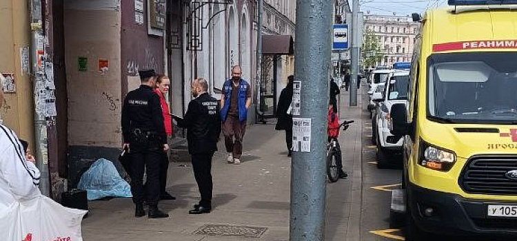 Лежал в арке: в центре Ярославля недалеко от автобусной остановки обнаружили труп мужчины