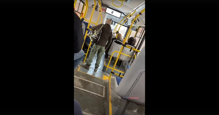 «Можем выйти пободаться»: в Ярославле пассажир наорал на водителя автобуса из-за сдачи