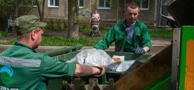 Горжусь, что делаю город чище: водитель мусоровоза развеял мифы о своей работе 