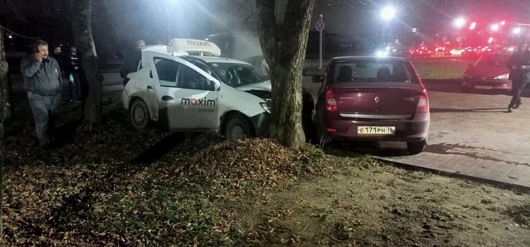 В Ярославле на Промышленном шоссе таксист врезался в три автомобиля