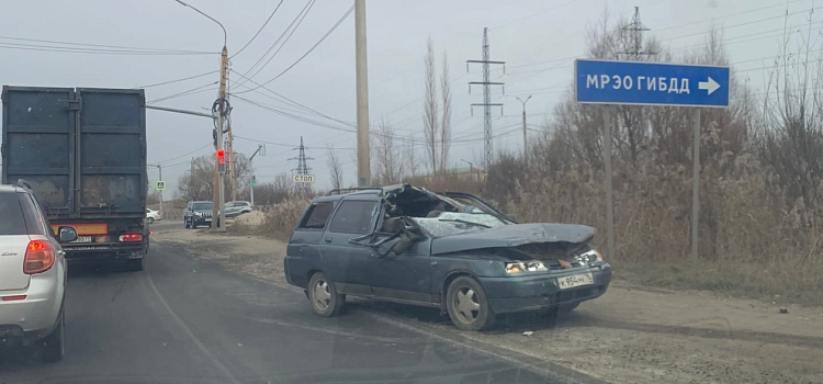 В Ярославле легковушка врезалась в грузовик, перевозивший столбы_225867