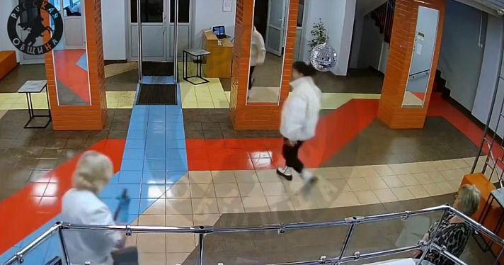 Угрожала расправой: следователи проверяют женщину, устроившую скандал в ярославской школе