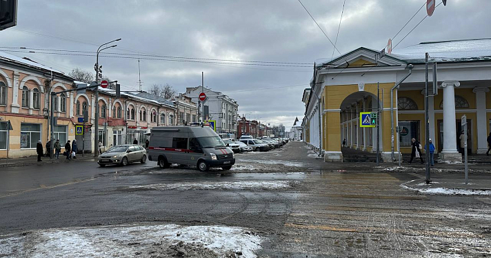 На месте работали саперы: в центре Ярославля полиция эвакуировала ресторан_234087