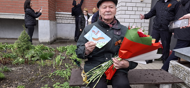 Ярославских ветеранов во дворах поздравляют «Фронтовые бригады» и школьники_296290