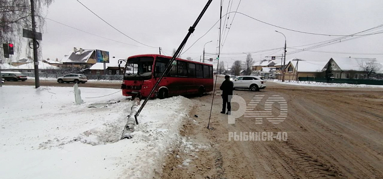 Кондуктор вылетела через лобовое стекло: в Рыбинске произошло ДТП с автобусом