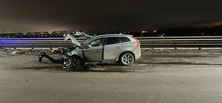 Обе машины всмятку: в ночной аварии на Октябрьском мосту пострадал водитель_290061