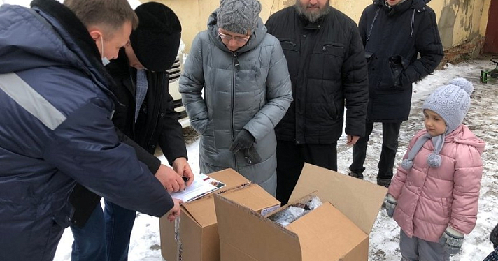 Многодетная семья из Рыбинска получила новогодние подарки от губернатора_170142