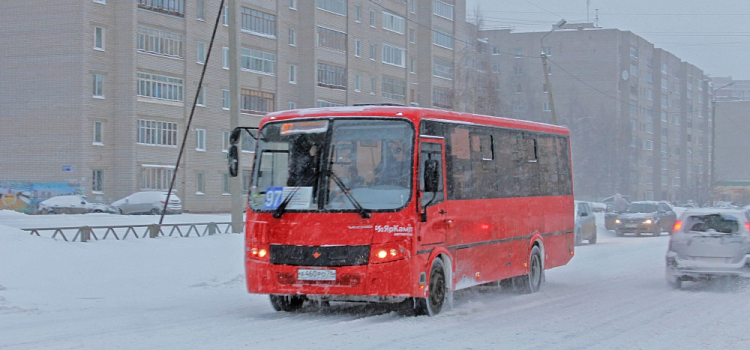 В Ярославле две девушки подрались за место на подножке маршрутки
