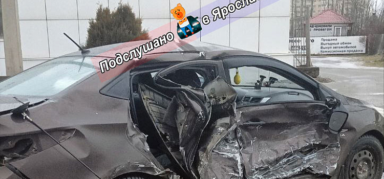 В Ярославле на Ленинградском проспекте в ДТП пострадали два человека_308560