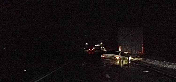 В Ярославской области легковушка в темноте врезалась в стоящую фуру_308219