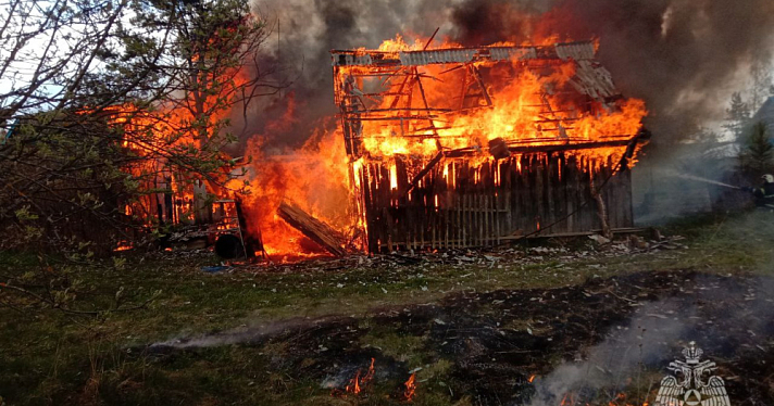 Пожар в Брейтовском округе оставил семью без имущества: сгорели баня, гараж, кухня и машина