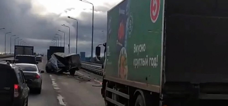 Кузов всмятку: на Юбилейном мосту грузовик протаранил «Газель» с коровами