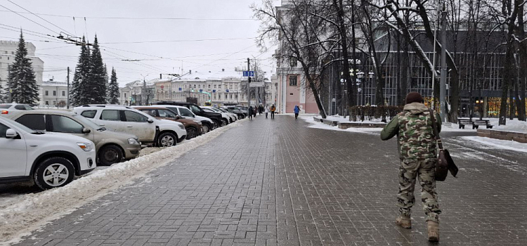 Ледяное царство: тротуары в Ярославле покрылись льдом