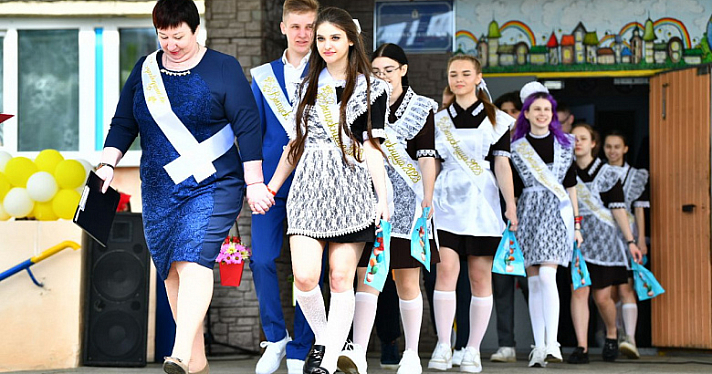 Эти майские дни всегда навевают трогательные воспоминания: в ярославских школах прозвучали Последние звонки_241210