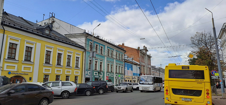 На улице Свободы в Ярославле хотят запретить парковку и сделать выделенные полосы для общественного транспорта и самокатов