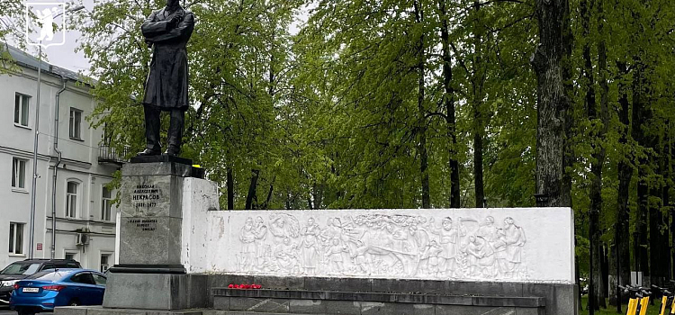 Пивной ларёк у памятника Некрасову демонтировали после жалоб ярославцев_296882