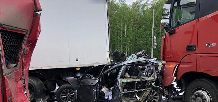 В массовом ДТП в Ростовском районе погибла пожилая женщина, еще двое пострадали
