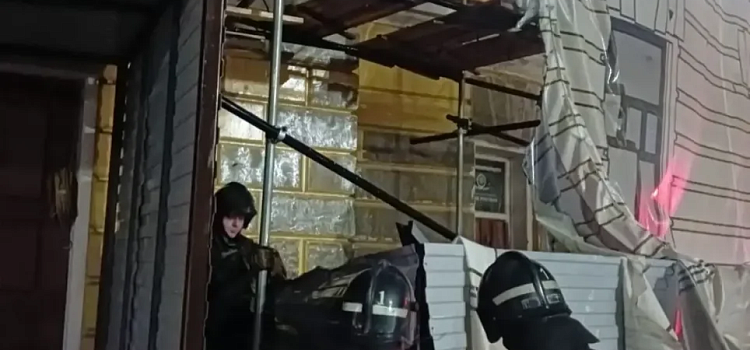 В Ярославле горел фасадный баннер на здании Волковского театра_319629