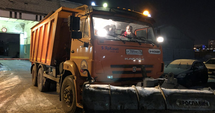 Спецтехника убирает дороги в Ярославле: как вызвать