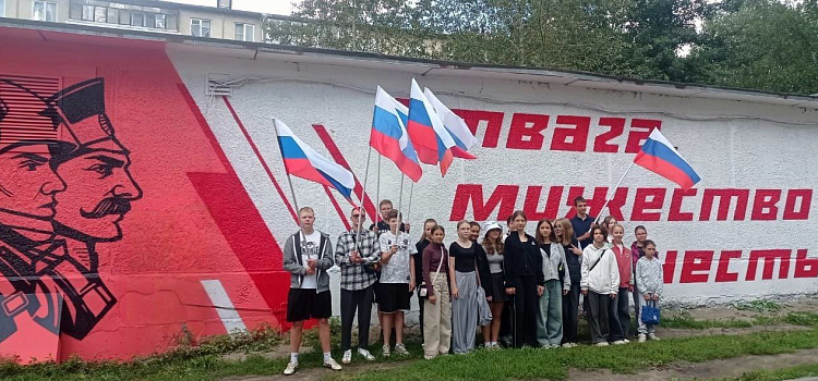В Ярославле старую трансформаторную подстанцию украсили патриотичными граффити_303476