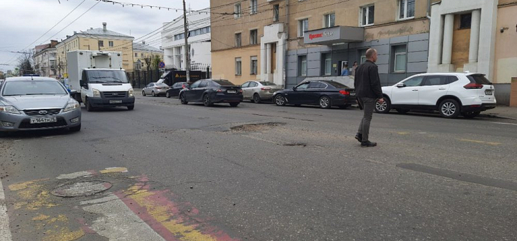 В Ярославле приступили к ямочному ремонту на Советской улице
