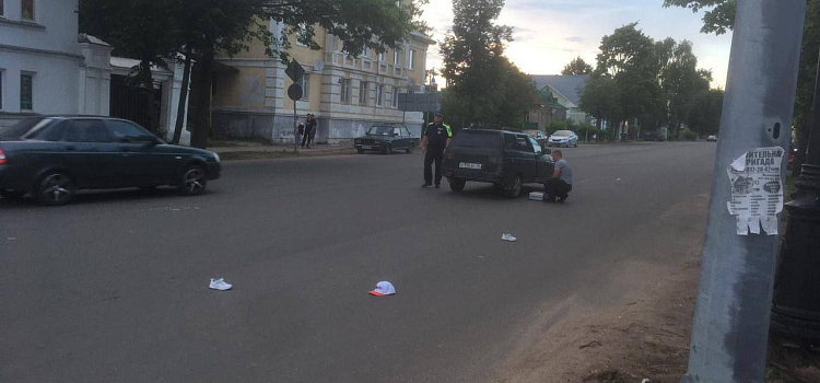 Ребёнок погиб на месте: в Ярославской области автомобиль сбил семью из столицы_274646