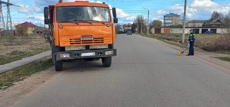 В Ярославской области самосвал вылетел на тротуар и сбил двух пешеходов_270473