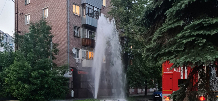 Вода поднялась на несколько метров: в центре Ярославля прорвало трубу