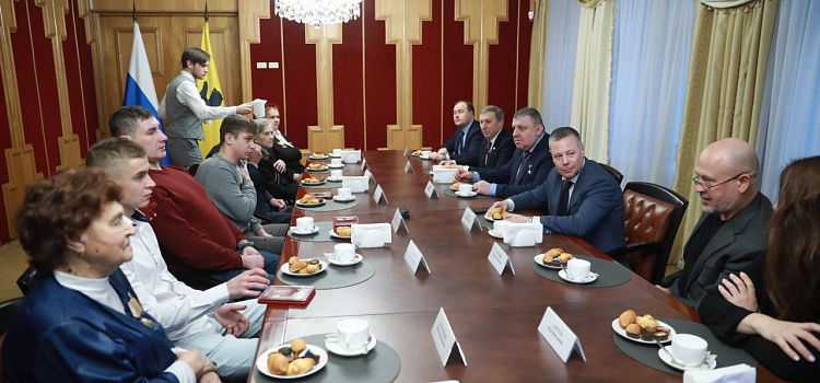 Губернатор вручил государственные награды участникам СВО_228248