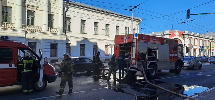 В центре Ярославля из-за пожара эвакуировали офисы и известный ресторан_273309