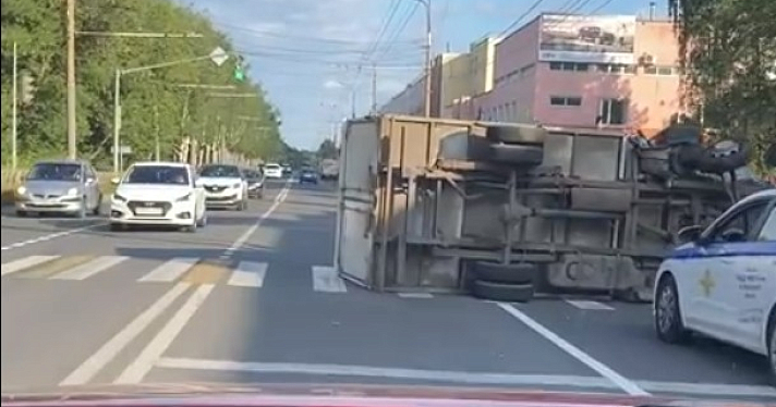 В Ярославле перевернувшийся грузовик загородил дорогу_246253