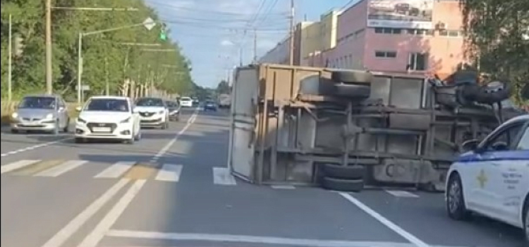 В Ярославле перевернувшийся грузовик загородил дорогу_246253