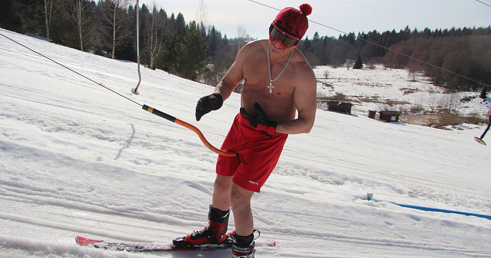 Под Ярославлем устроили массовый заезд на лыжах и сноуборде в купальниках и пижамах_268964