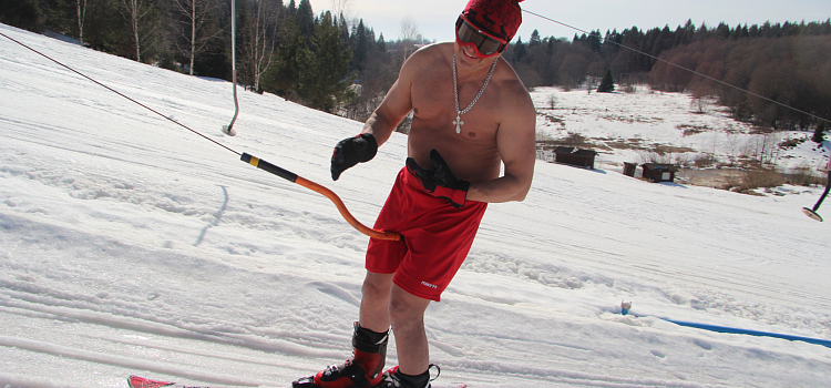 Под Ярославлем устроили массовый заезд на лыжах и сноуборде в купальниках и пижамах_268964
