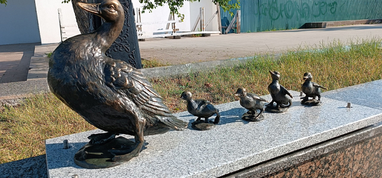 В Ярославле скульптура утиного семейства вернулась к речному вокзалу