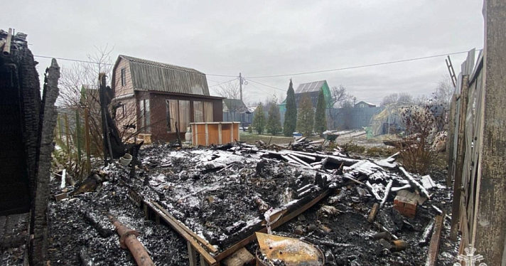 В Ярославском районе из-за неисправного дымохода возник пожар, в котором погиб мужчина